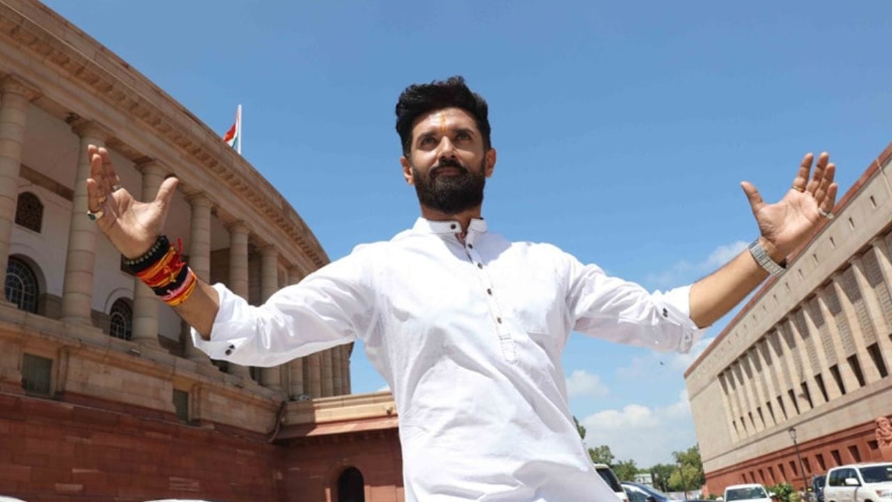 ലോക് ജനശക്തി പാർട്ടിയാണ് ഇവരുടേത്. 2014 മുതൽ സജീവ രാഷ്ട്രീയത്തിലുണ്ട് അദ്ദേഹം. കങ്കണ റാവത്തിനൊപ്പം 2011-ൽ മിലേ..ന മിലേ ഹം എന്ന ചിത്രത്തിൽ ചിരാഗ് അഭിനയിച്ചിട്ടുണ്ട്

