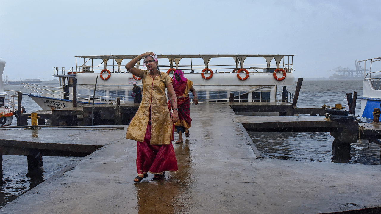 Kerala Rain Alert: സംസ്ഥാനത്ത് മഴ മുന്നറിയിപ്പിൽ മാറ്റം; 2 ജില്ലകളിൽ ഓറഞ്ച് അല‍ർട്ട്, മധ്യ-വടക്കൻ കേരളത്തിൽ മഴ ശക്തമാകും