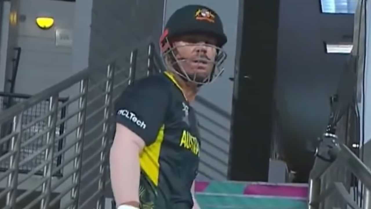 David Warner T20 World Cup : സോറി, ഡ്രസിങ് റൂം മാറിപ്പോയി; ഔട്ടായി മടങ്ങുമ്പോൾ ഒമാൻ ഡ്രസിംഗ് റൂമിലേക്ക് കയറി വാർണർ