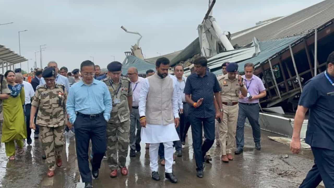Delhi Airport : ഡൽഹി വിമാനത്താവളത്തിലെ അപകടത്തെ തുടർന്ന് റദ്ദാക്കിയ വിമാനടിക്കറ്റുകളുടെ പണം പൂർണമായി മടക്കിനൽകും