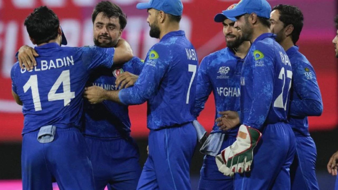 നേടിയ റൺസും നഷ്ടപ്പെട്ട വിക്കറ്റും ബാക്കിയുള്ള ഓവറുകളും പരിഗണിച്ചാണ് ഡക്ക്വർത്ത് - ലൂയിസ് നിയമത്തിൽ വിജയലക്ഷ്യം പുനക്രമീകരിക്കുന്നത്. ഇന്നലെ ടി20 ലോകകപ്പിൽ അഫ്ഗാനിസ്ഥാനും ബംഗ്ലാദേശും തമ്മിൽ നടന്ന മത്സരത്തിലും ഈ നിയമം ഉപയോഗിച്ചിരുന്നു. മത്സരത്തിൽ വിജയിച്ച അഫ്ഗാനിസ്ഥാൻ ചരിത്രത്തിലാദ്യമായി ലോകകപ്പ് സെമിയിൽ പ്രവേശിക്കുകയും ചെയ്തു. എട്ട് റൺസിനായിരുന്നു അഫ്ഗാൻ്റെ ജയം. നാല് വിക്കറ്റുകൾ വീതം വീഴ്ത്തിയ ക്യാപ്റ്റൻ റഷീദ് ഖാനും നവീൻ ഉൾ-ഹഖുമാണ് അഫ്ഗാൻ്റെ വിജയശിൽപ്പികൾ.