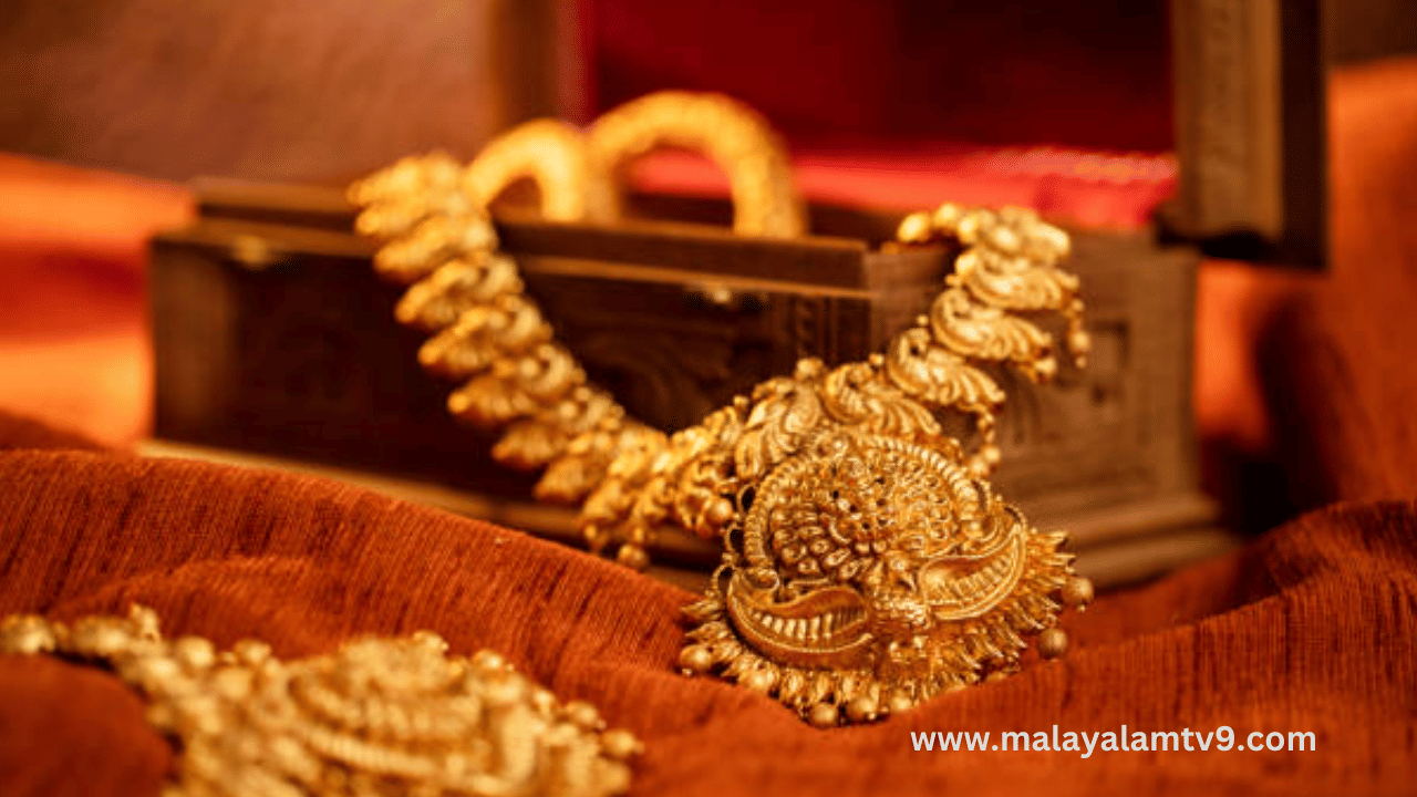 ജൂണിലെ സ്വർണ്ണ നിരക്ക് ഇങ്ങനെ: ജൂൺ 1: 53,200, ജൂൺ 2: 53,200, ജൂൺ 3: 52,880, ജൂൺ 4: 53,440, ജൂൺ 5: 53,280, ജൂൺ 6: 53,840, ജൂൺ 7: 54,080, ജൂൺ 8: 52,560, ജൂൺ 10: 52,560, ജൂൺ 11: 52,680