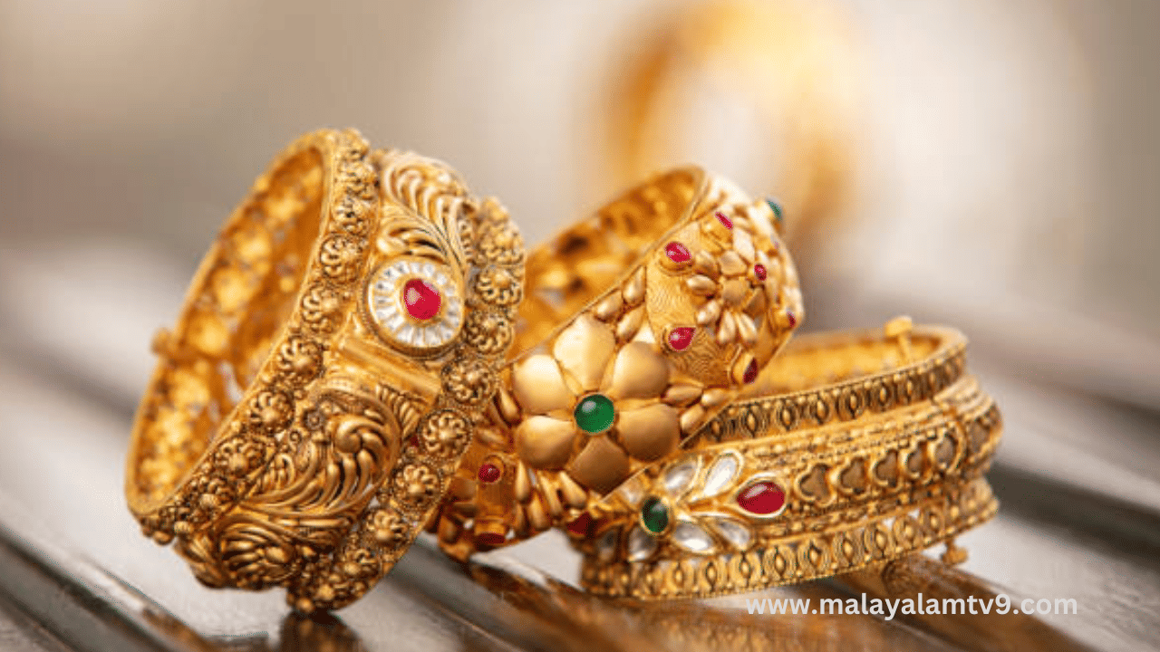 ആഗോള വിപണിയിൽ ട്രായ് ഔൺസിന് 2,305.30 ഡോളറായി വർധിച്ചിട്ടുണ്ട്. ഇതാണ് വില കൂടുന്നതിന് കാരണമായത്. ചൈനയുടെ ഇടപെടൽ മൂലം സ്വർണത്തിന്റെ വില ഇനിയും കുറയും എന്ന പ്രതീക്ഷയിലാണ് വ്യാപാരികൾ.