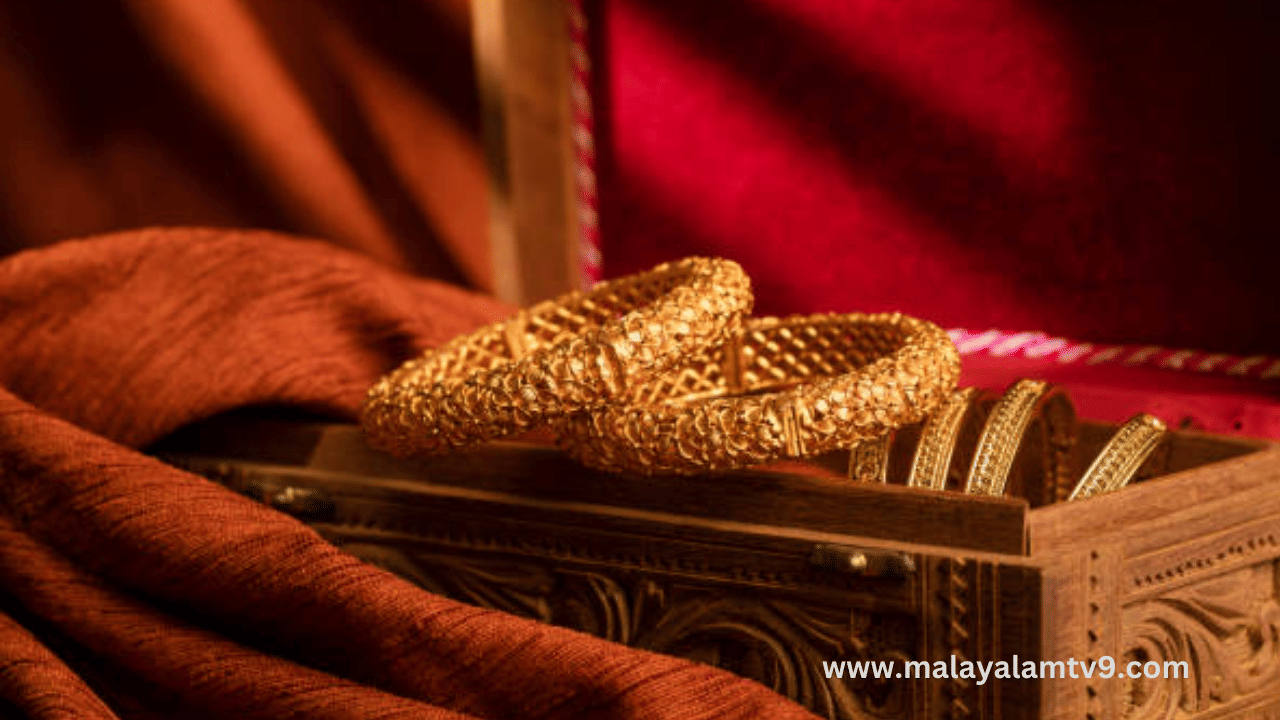 ഇന്നലെ സ്വർണം ഗ്രാമിന് 15 രൂപയും പവന് 120 രൂപയമായി കൂടിയിരുന്നു. ഇതോടെ ഒരു ഗ്രാമിന് 6585 രൂപയും ഒരു പവന് 52680 രൂപയുമായിരുന്നു ഇന്നലത്തെ വില.