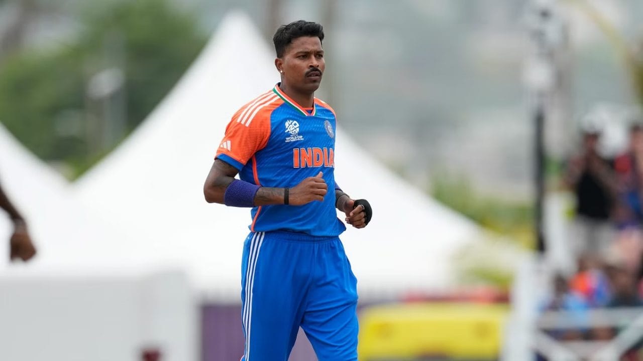 ഹാർദിക് പാണ്ഡ്യ - ഐപിഎലിൽ മുംബൈ ഇന്ത്യൻസ് ക്യാപ്റ്റനായ ഹാർദിക് പാണ്ഡ്യയ്ക്കാണ് അടുത്ത ടി20 ക്യാപ്റ്റൻ സ്ഥാനത്തേക്ക് ഏറെ സാധ്യത കല്പിക്കപ്പെടുന്നത്. രോഹിതിൻ്റെ അഭാവത്തിൽ സമീപകാലത്ത് ടീം ഇന്ത്യയെ നയിച്ചത് പാണ്ഡ്യയാണ്. ഗുജറാത്ത് ടൈറ്റൻസിനെ നയിച്ച് ഐപിഎൽ കിരീടം നേടിക്കൊടുത്ത നായകനാണ് പാണ്ഡ്യ. രാജ്യാന്തര ക്രിക്കറ്റിൽ മത്സരപരിചയവുമുണ്ട്. അതുകൊണ്ട് തന്നെ രോഹിത് ശർമ്മയ്ക്ക് പിൻഗാമിയായി ഹാർദിക് പാണ്ഡ്യ എത്താനാണ് ഏറ്റവുമധികം സാധ്യത.