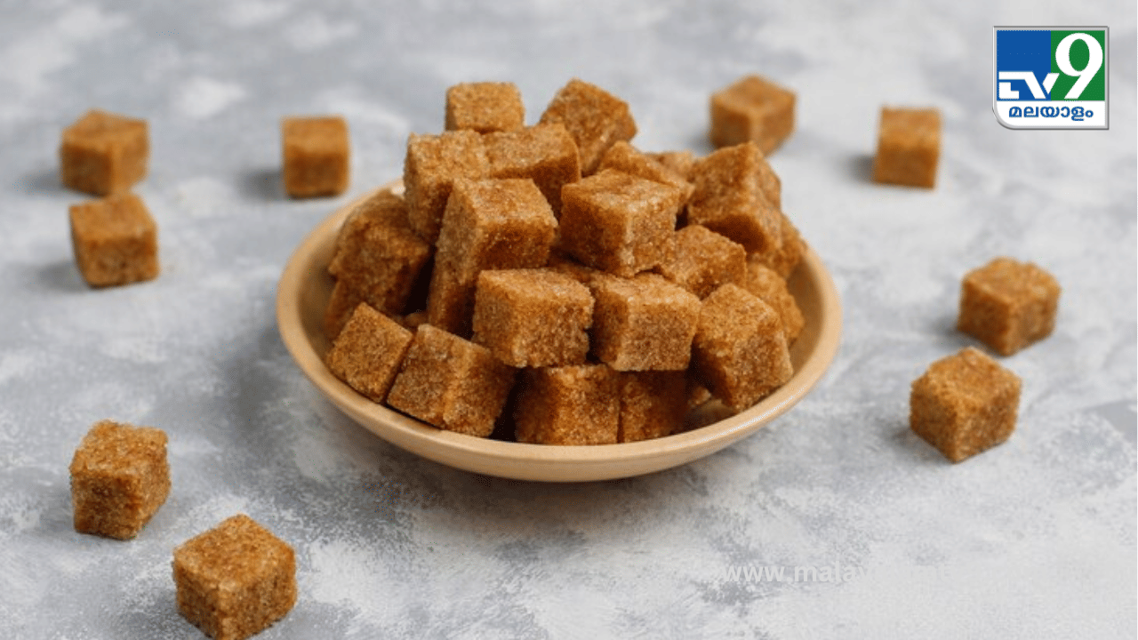 ഭക്ഷണത്തിന് ശേഷം കുറച്ച് ശർക്കര കഴിക്കുന്നത് ദഹനം മെച്ചപ്പെടുത്താനും മലബന്ധത്തെ തടയാനും സഹായിക്കും. കൂടാതെ ഗ്യാസ് മൂലം വയറു വീർത്തിരിക്കുന്ന അവസ്ഥ തടയാനും ഇവ സഹായിക്കും.