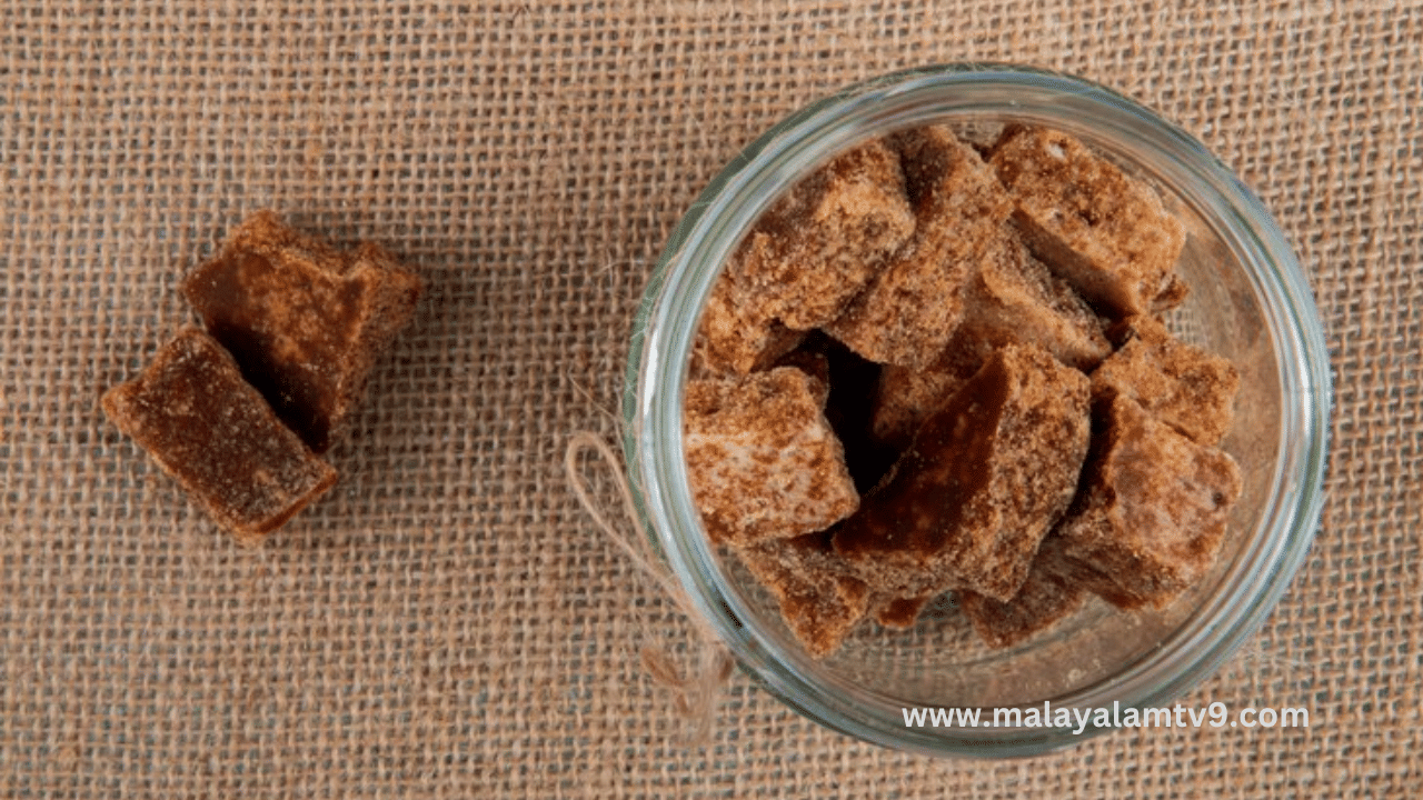 ആൻറി ഓക്സിഡൻറുകൾ ധാരാളം അടങ്ങിയ ഒന്നാണ് ശർക്കര. അതിനാൽ ഇവ ഡയറ്റിൽ ഉൾപ്പെടുത്തുന്നത് തണുപ്പുകാലത്തെ ജലദോഷം, തൊണ്ടവേദന, ചുമ തുടങ്ങിയവയെ തടയാനും രോഗ പ്രതിരോധശേഷി കൂട്ടാനും സഹായിക്കും.