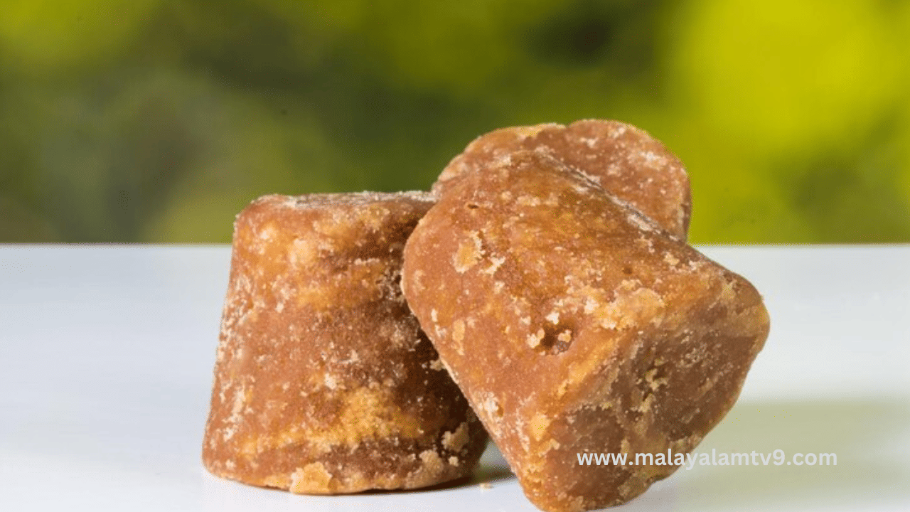 ഇരുമ്പ്, ഫോളേറ്റ് എന്നിവയാൽ സമ്പന്നമായ ശർക്കര കഴിക്കുന്നത് അയേണിൻറെ കുറവിനെ പരിഹരിക്കുന്നു. കൂടാതെ ശർക്കര കഴിക്കുന്നത് നിങ്ങളുടെ ശരീരത്തിലെ വിഷാംശം ഇല്ലാതാക്കുന്നതിനും കരളിൻറെ ആരോഗ്യം മെച്ചപ്പെടുത്താനും സഹായിക്കും.