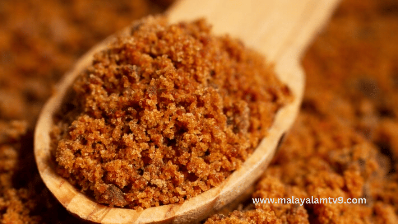 വിറ്റാമിനുകളും ധാതുക്കളും ആൻറി ഓക്സിഡൻറുകളും അടങ്ങിയ ശർക്കര ശ്വാസകോശത്തിൻറെ ആരോഗ്യത്തിനും നല്ലതാണ്. ശർക്കര കഴിക്കുന്നത് ആർത്തവവേദനയിൽ നിന്നും ആശ്വാസം നൽകുകയും ചെയ്യുന്നു.