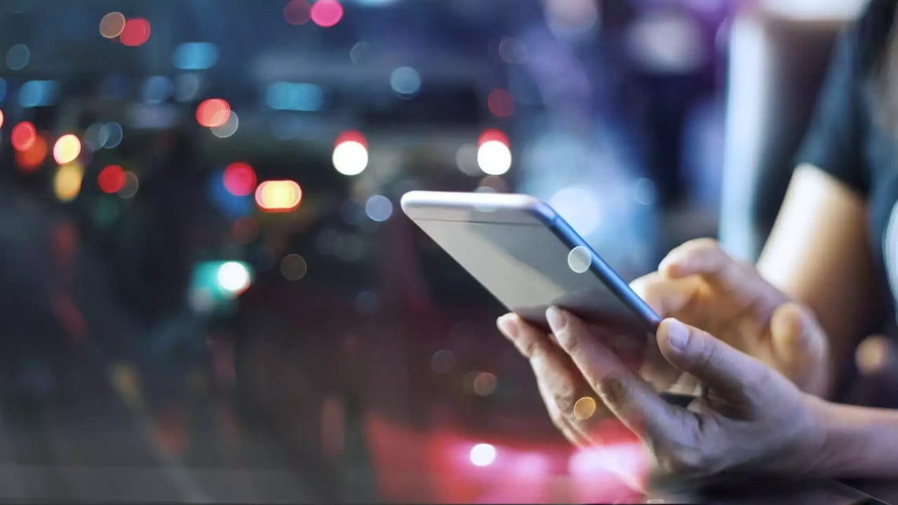 ജിയോക്ക് പിന്നാലെ 5ജി പ്ലാനുകളുടെ താരിഫ് വർധിപ്പിച്ച് എയർടെലും. പ്രീപെയ്ഡ്, പോസ്റ്റ് പെയ്ഡ് പ്ലാനുകളുടെയൊക്കെ താരിഫ് വർധിപ്പിച്ചിട്ടുണ്ട്. ജൂലായ് മൂന്ന് മുതൽ ഇത് പ്രാബല്യത്തിൽ വരും. ഇതിനിടെ വോഡഫോൺ - ഐഡിയയും താരിഫ് വർധിപ്പിക്കാനൊരുങ്ങുകയാണ്.