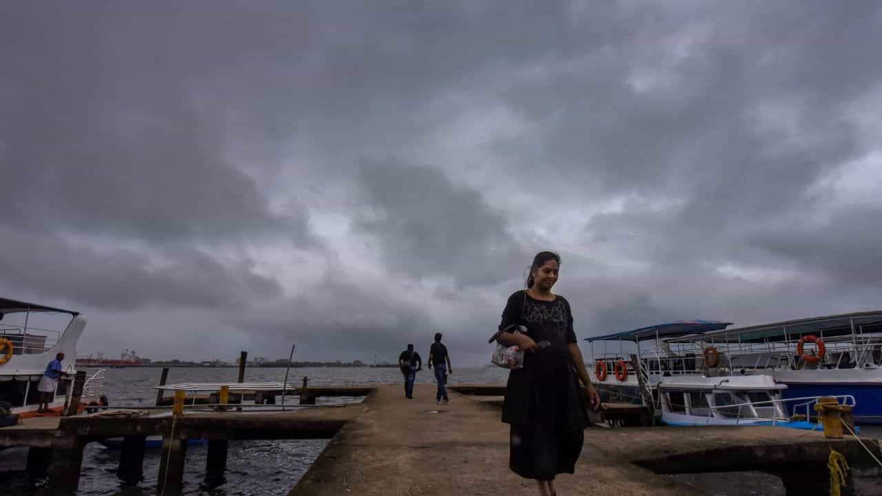 Kerala Rain Alert: ന്യൂനമര്‍ദ്ദം ദുര്‍ബലമായി; കേരളത്തില്‍ 3 ജില്ലകളില്‍ യെല്ലോ അലര്‍ട്ട്‌