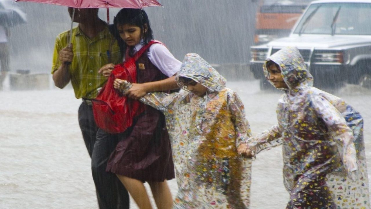 Kerala Rain School Holiday : ഇന്ന് പള്ളിക്കൂടത്തിൽ പോകണ്ട; കനത്ത മഴയിൽ ആറ് ജില്ലകളിലെ വിദ്യാഭ്യാസ സ്ഥാപനങ്ങൾക്ക് അവധി