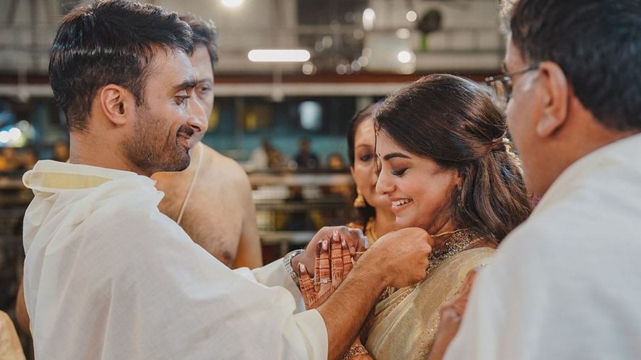 അങ്ങനെ നടി മീരാ നന്ദൻ വിവാഹിതയായിരിക്കുകയാണ്. ഗുരുവായൂർ ക്ഷേത്രത്തിൽ നടന്ന ചടങ്ങിൽ വരൻ ശ്രീജു താരത്തിന് താലി ചാർത്തി Photos : Meera Nandan Instagram
