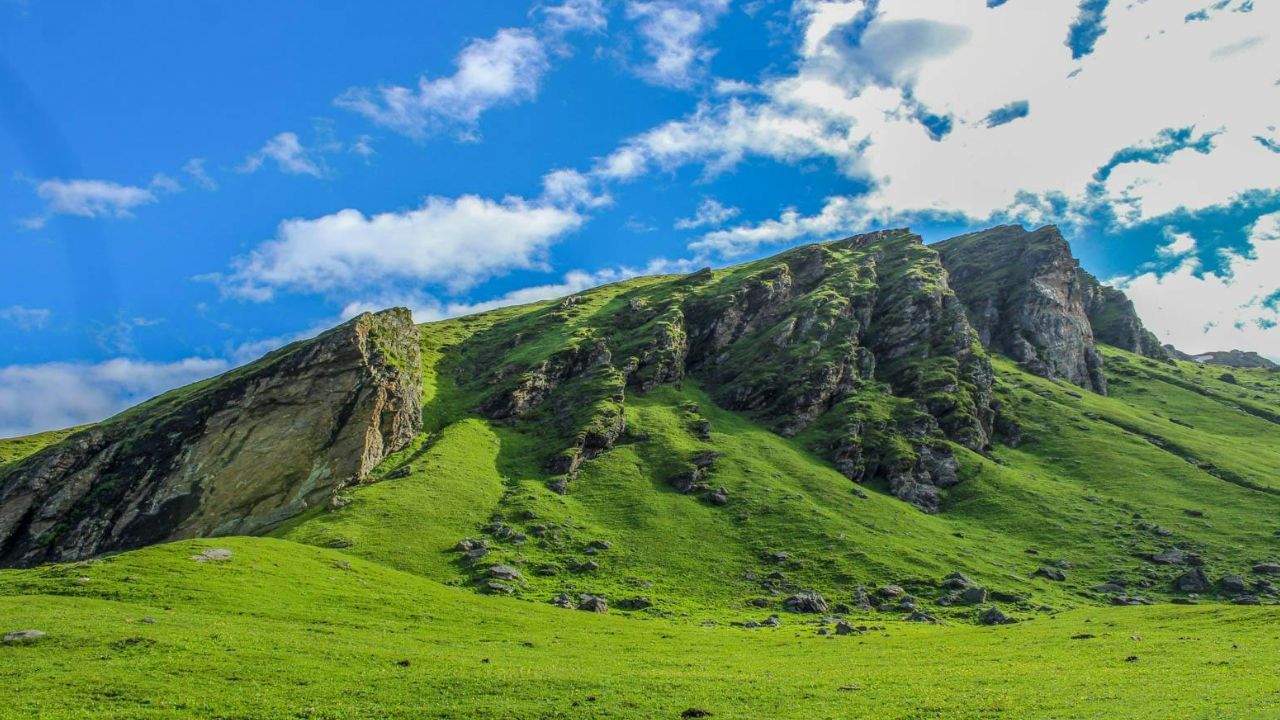 പ്രശസ്ത സന്യാസി മഹർഷി ഭൃഗു ആഴത്തിലുള്ള ധ്യാനത്തിൽ ഇരുന്ന സ്ഥലമാണ് ഭൃഗു തടാകം. മണാലിയിൽ നിന്ന് ഏകദേശം 20 കിലോമീറ്റർ വടക്കായി ഹിമാചൽ പ്രദേശിലാണ് ഈ ട്രെക്കിങ് സ്പോട്ട് ഉള്ളത്.