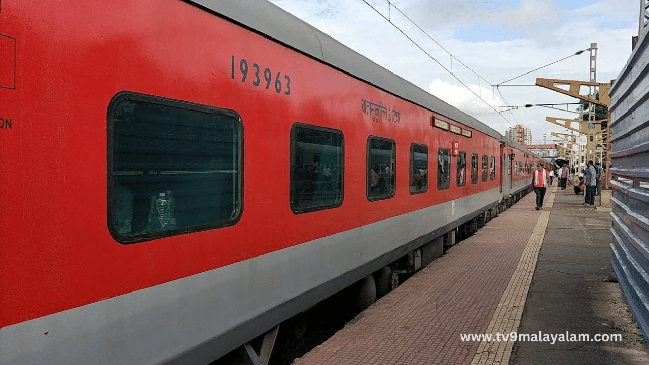 Netravati Express Rush: നേത്രാവതി എക്സ്പ്രസിൽ സംഘർഷം; ജനറൽ യാത്രക്കാർ സ്ലീപ്പർ കോച്ചുകളിൽ, പരിശോധനക്കൊരുങ്ങി റെയിൽവേ Netravati Express Rush: നേത്രാവതി എക്സ്പ്രസിൽ സംഘർഷം; ജനറൽ യാത്രക്കാർ സ്ലീപ്പർ കോച്ചുകളിൽ, പരിശോധനക്കൊരുങ്ങി റെയിൽവേ
