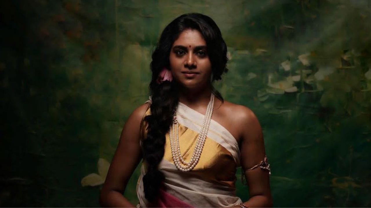 തന്റെ രാഷ്ട്രീയ ജീവിതം കൊണ്ടും നിമിഷ ഏറെ ശ്രദ്ധിക്കപ്പെട്ടിട്ടുണ്ട്. ഇടതുപക്ഷ അനുഭാവിയായ നിമിഷ നടത്തിയ പല പരാമര്‍ശങ്ങളും സോഷ്യല്‍ മീഡിയയില്‍ വിമര്‍ശനം നേരിട്ടിട്ടുണ്ട്. 

