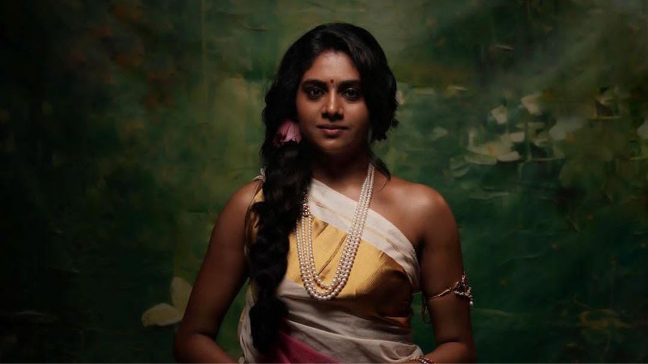 തന്റെ രാഷ്ട്രീയ ജീവിതം കൊണ്ടും നിമിഷ ഏറെ ശ്രദ്ധിക്കപ്പെട്ടിട്ടുണ്ട്. ഇടതുപക്ഷ അനുഭാവിയായ നിമിഷ നടത്തിയ പല പരാമര്‍ശങ്ങളും സോഷ്യല്‍ മീഡിയയില്‍ വിമര്‍ശനം നേരിട്ടിട്ടുണ്ട്.