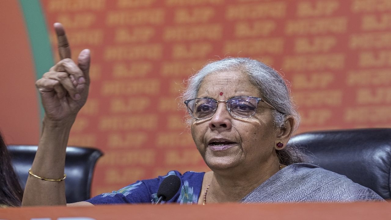 രണ്ടാം മോദി സര്ക്കാരിലാണ് നിര്മ്മല സീതാരാമന് ധനമന്ത്രിയായത്. ഇതോടെ ഇന്ത്യയുടെ ആദ്യ മുഴുവന് സമയ ധനകാര്യമന്ത്രിയെന്ന ബഹുമതിയും നിര്മ്മലയ്ക്ക് സ്വന്തമായി. (Image Courtesy : Getty Images)