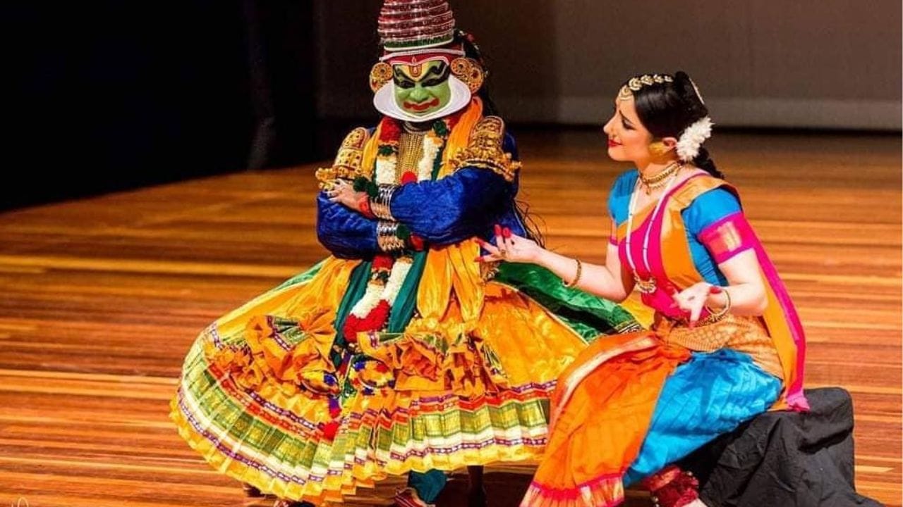 ഇന്ത്യയിലേക്ക് നൃത്തം പരിശീലിക്കുന്നതിനായാണ് പാരീസ് ലക്ഷ്മി എത്തിയത്. സുനിലും ലക്ഷ്മിയും ആദ്യമായി കണ്ടുമുട്ടുമ്പോള്‍ ലക്ഷ്മിക്ക് 7 ഉം സുനിലിന് 21 ഉം ആയിരുന്നു പ്രായം. പിന്നീട് മുതിര്‍ന്ന് ശേഷം പരസ്പരം നന്നായി മനസിലാക്കിയ ശേഷമാണ് വിവാഹം ചെയ്തതെന്ന് ലക്ഷ്മി പല അഭിമുഖങ്ങളിലും പറഞ്ഞിട്ടുണ്ട്.
