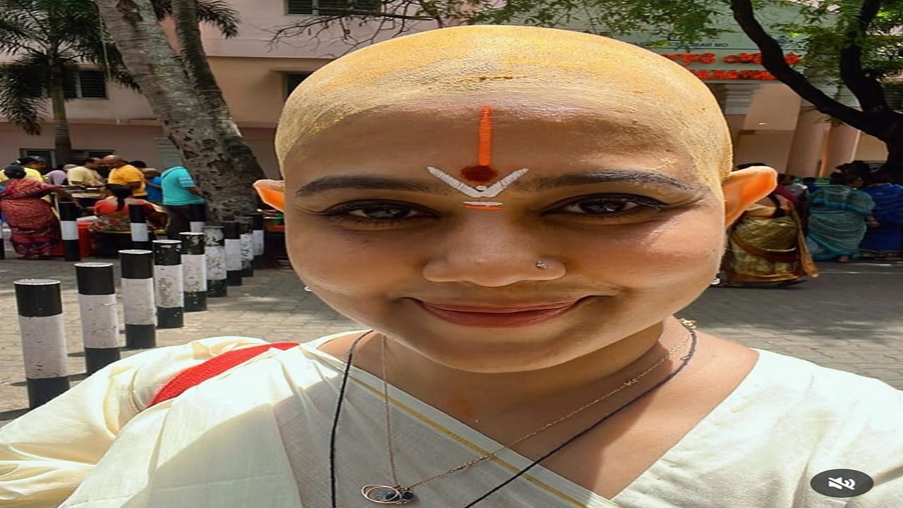 കോമഡി വേഷങ്ങള് അവതരിപ്പിച്ച് പ്രേക്ഷക മനസില് ഇടംപിടിച്ച താരമാണ് രചന നാരായണന്കുട്ടി. മറിമായം എന്ന സര്ക്കാസ്റ്റിക് പരിപാടിയിലൂടെയാണ് രചന സിനിമയിലേക്കെത്തുന്നത്.