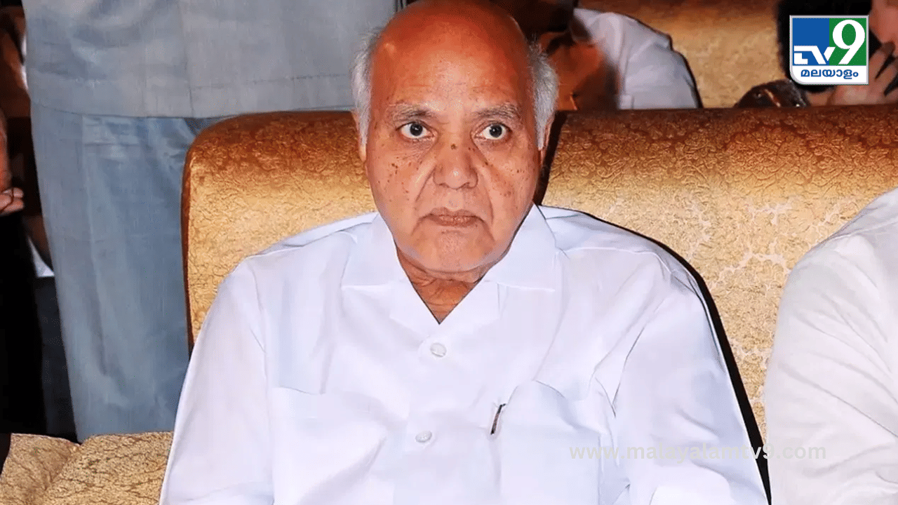 1936 നവംബർ 16ന് ആന്ധ്രാപ്രദേശിലെ പെഡപ്പരുപുഡിയിൽ ഒരു കർഷക കുടുംബത്തിലാണ്  രാമോജി റാവുവിൻ്റെ ജനനം. ചെറുകുരി രാമോജി റാവു എന്നാണ് അദ്ദേഹത്തിൻ്റെ മുഴുവൻ പേര്. കർഷക കുടുംബത്തിൽ ജനിച്ചതിനാൽ അദ്ദേഹത്തിന് കൃഷിയുമായി വളരെ അടുപ്പമുണ്ടായിരുന്നു. വെങ്കടസുബ്ബ റാവുവിൻ്റെയും വെങ്കിടസുബ്ബമ്മയുടെയും മകനായി 1936 നവംബർ 16നാണ് അ​ദ്ദേഹം ജനിച്ചത്. 
