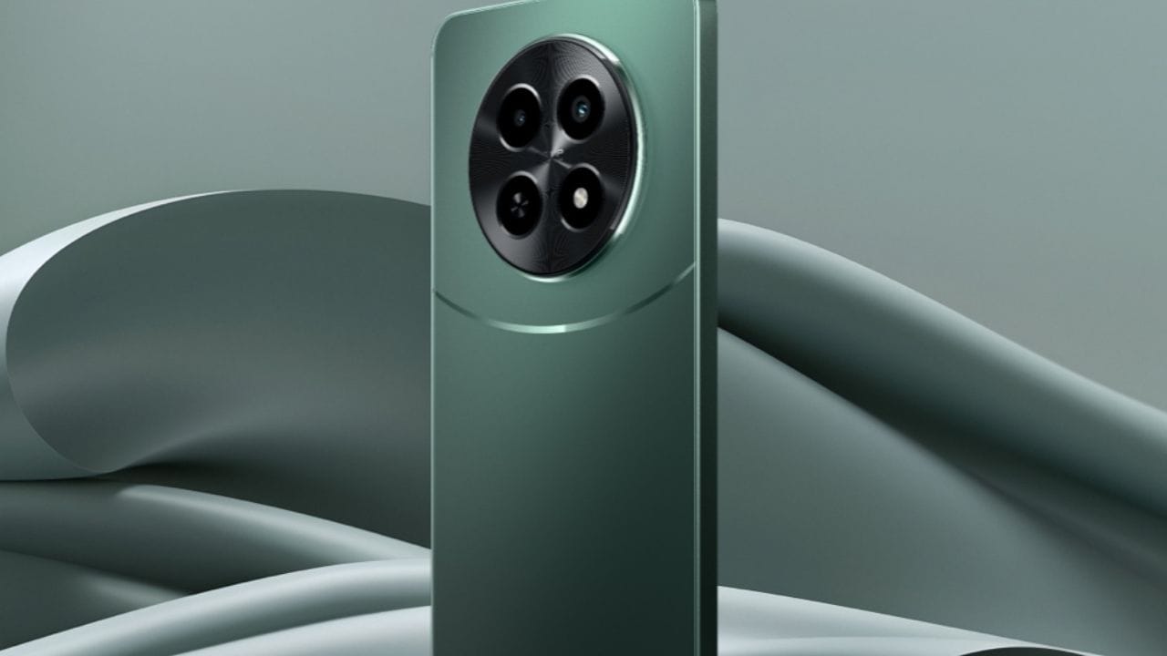 റിയൽമീ നർസോ 70X 5ജി- ആൻഡ്രോയിഡ് 14 ഓസിൽ പ്രവർത്തിക്കുന്ന 5ജി സ്മാർട്ട്ഫോണാണ് റിയൽമീയുടെ നർസോ 70X. മീഡിയടെക് ഡൈമെൻസിറ്റി 6100 പ്ലസ് 5ജി പ്രൊസെസ്സർ ഫോണിനുള്ളത്. 8ജിബി റാം 128ജിബിയുമാണ് ഫോണിൻ്റെ സ്റ്റോറേജ്. 5000 എംഎഎച്ചാണ് ഫോണിൻ്റെ ബാറ്ററി. 33 വാട്ട് ഫാസ്റ്റ് ചാർജിറും ലഭ്യമാണ്. അരമണിക്കൂർ കൊണ്ട് 50 ശതമാനവും 70 മിനിറ്റ് കൊണ്ട് ഫോൺ 100 ശതമാനവും ചാർജ് ചെയ്യാൻ സാധിക്കും. 50എംപി എഐ പ്രൈമറി ക്യാമറയാണ് ഫോണിനുള്ളത്. ഫ്രണ്ട് ക്യാമറ 8 എം.പിയാണ്. 6.72 ഇഞ്ചാണ് ഫോണിൻ്റ് സ്ക്രീൻ്റെ വലുപ്പം. 7.69എംഎമാണ് ഫോണിൻ്റെ കനം. 14,999 രൂപയാണ് ഫോണിൻ്റെ വില