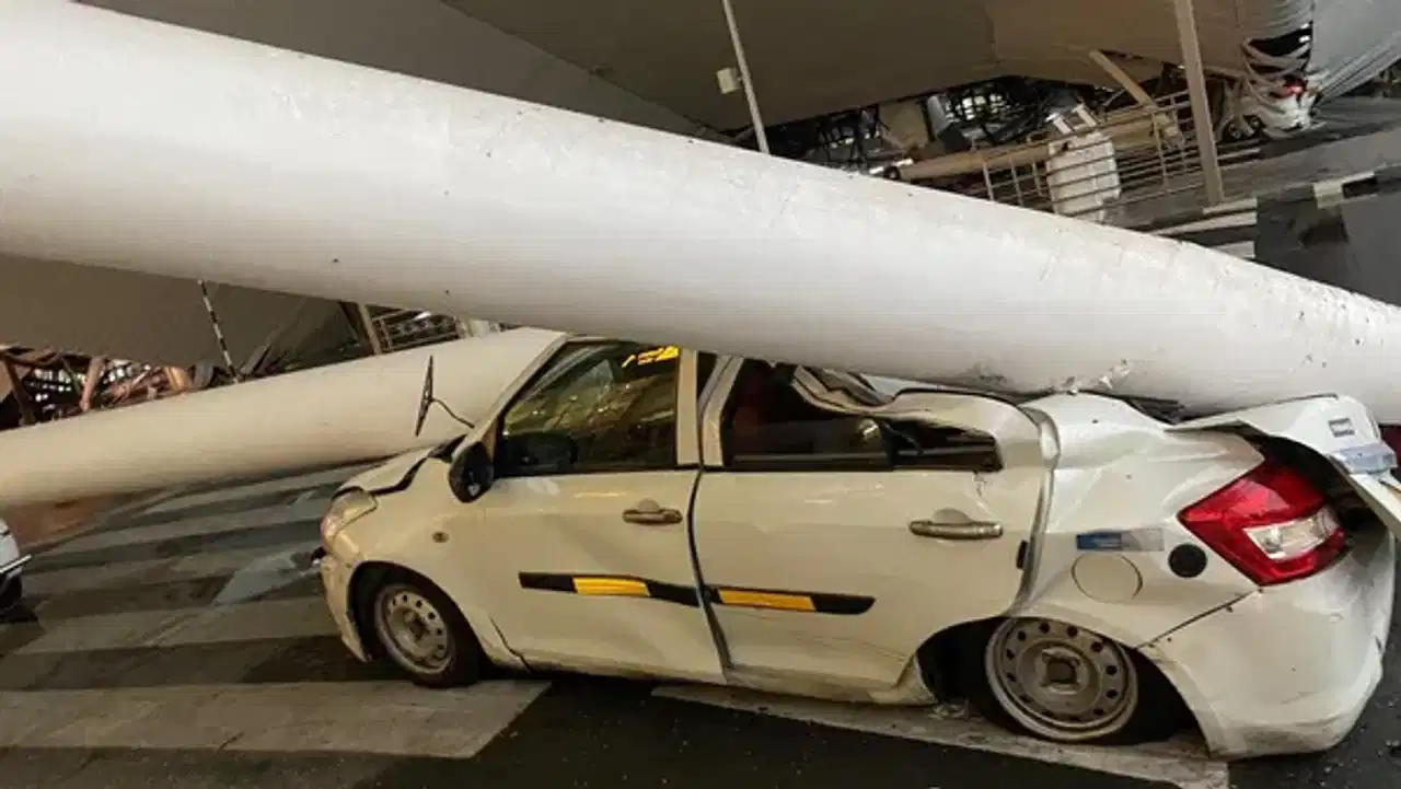 Roof collapse at the Delhi Airport: മഴ കനത്തു; ഡൽഹി വിമാനത്താവളത്തിന്റെ മേൽക്കൂര അടർന്നു വീണ് ആറ് പേർക്ക് പരിക്ക്