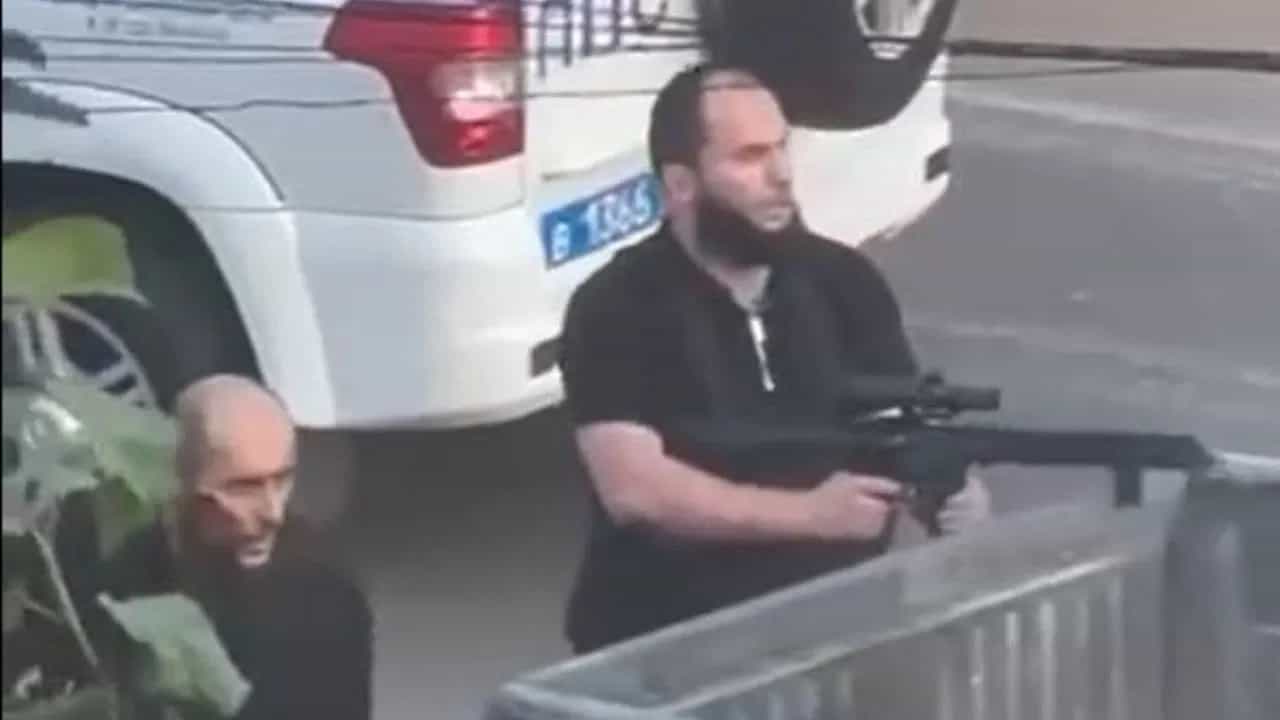 Russia Church Attack: റഷ്യയില് വെടിവെപ്പ്; കൊല്ലപ്പെട്ടവരില് പുരോഹിതനും, മരണസംഖ്യ ഉയരുന്നു Russia Church Attack: റഷ്യയില് വെടിവെപ്പ്; കൊല്ലപ്പെട്ടവരില് പുരോഹിതനും, മരണസംഖ്യ ഉയരുന്നു