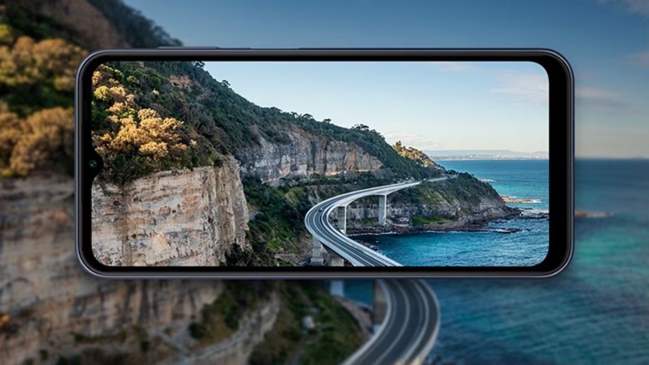 സാംസങ് ഗ്യാലക്സി എം14 5ജി - ആൻഡ്രോയിഡ് 13 ഓസിൽ വൺ യുഐ 5.0ൽ പ്രവർത്തിക്കുന്ന 5ജി സ്മാർട്ട്ഫോണാണ് സാംസങ് ഗ്യാലക്സി എം14. 6.6 ഇഞ്ച് സ്ക്രീൻ വലുപ്പമുള്ള ഫോണിന് ഫുൾഎച്ച്ഡി പ്ലസ് എൽസിഡി ഡിസ്പ്ലെയാണുള്ളത്. എക്സിനോസ് 4 ഗിഗാ ഹെർ്ട്സ് 1330 ഒക്ടാ-കോർ 5എൻഎം പ്രൊസെസറാണ് ഫോണിൻ്റേത്. 50 എംപി ട്രിപ്പിൾ പ്രൈമറി ക്യാമറ സിസ്റ്റമാണുള്ളത്. ഫ്രണ്ട് ക്യാമറ 13 എംപിയാണ്. 8ജിബി റാം 128ജിബിയുമാണ് ഫോണിൻ്റെ സ്റ്റോറേജ്. 6000 എംഎഎച്ചാണ് ഫോണിൻ്റെ ബാറ്ററി. പക്ഷെ ഫോണിനൊപ്പം ചാർജർ ലഭ്യമല്ല. ചാർജർ പ്രത്യേകം വാങ്ങിക്കണം. 12,490 രൂപയാണ് ഫോണിൻ്റെ വില