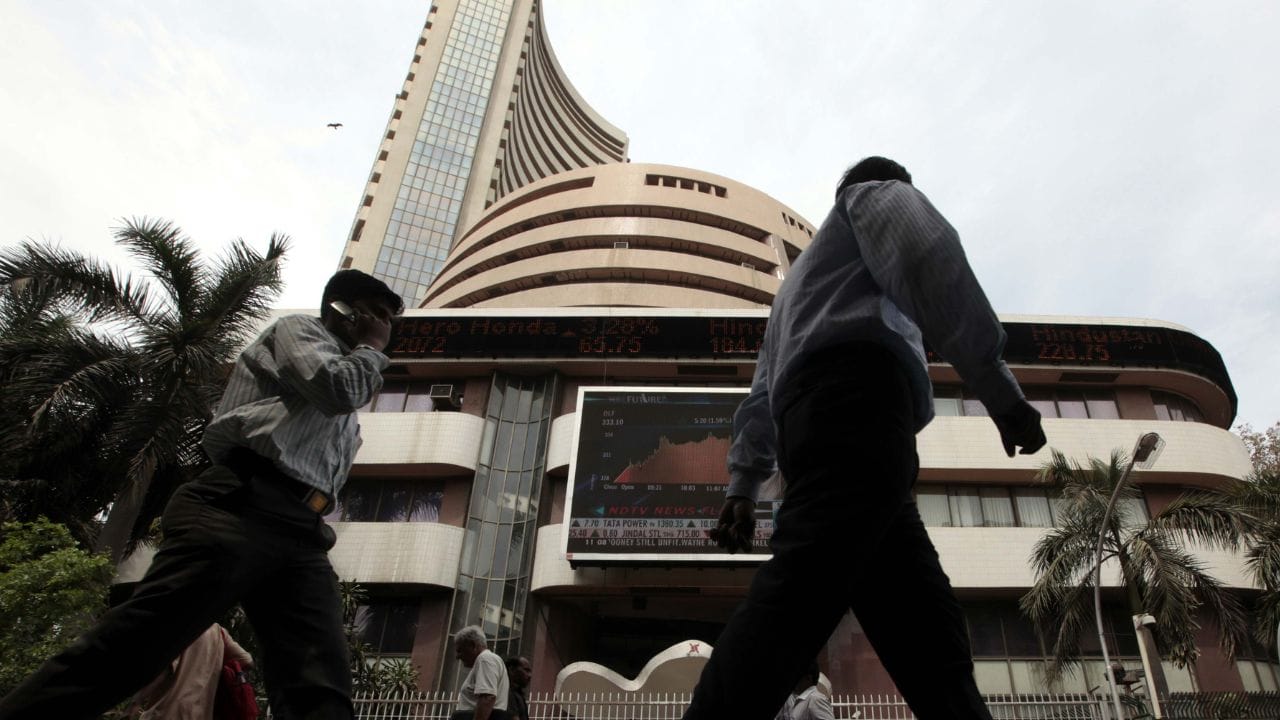 ഇന്ന് വോട്ടെണ്ണൽ ഫലങ്ങൾ പുറത്തു വന്നു തുടങ്ങിയതോടെ ഓഹരി വിപണിയിൽ വൻ തകർച്ച നേരിട്ടു. 