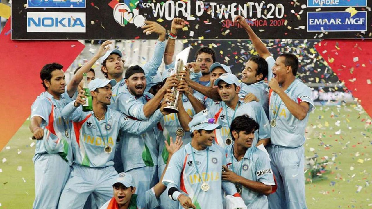 2007ൽ എംഎസ് ധോണിയെന്ന പുതുമുഖ ക്യാപ്റ്റനു കീഴിൽ ദക്ഷിണാഫ്രിക്കയിലേക്ക് വിമാനം കയറിയ യുവ ഇന്ത്യ കിരീടം നേടിയാണ് തിരികെവന്നത്. ആവേശകരമായ ഫൈനലിൽ പാകിസ്താനെ 5 റൺസിനു വീഴ്ത്തിയ ഇന്ത്യ സെമിയിൽ ഓസ്ട്രേലിയയെയും മടക്കി അയച്ചു. യുവരാജ് സിംഗ് ആയിരുന്നു ഇന്ത്യയുടെ സൂപ്പർ സ്റ്റാർ.