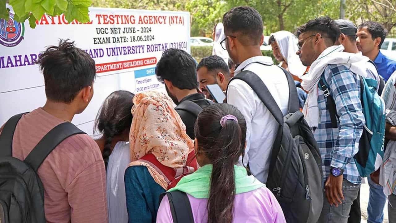UGC - Net Exam Scam : ഇത് വിദ്യാഭ്യാസ മന്ത്രാലയത്തിൻ്റെ പിടിപ്പുകേട്; യോഗ്യതാ പരീക്ഷകളിലെ വിശ്വാസം നഷ്ടപ്പെട്ടു: പരീക്ഷ എഴുതിയവർ പ്രതികരിക്കുന്നു UGC - Net Exam Scam : ഇത് വിദ്യാഭ്യാസ മന്ത്രാലയത്തിൻ്റെ പിടിപ്പുകേട്; യോഗ്യതാ പരീക്ഷകളിലെ വിശ്വാസം നഷ്ടപ്പെട്ടു: പരീക്ഷ എഴുതിയവർ പ്രതികരിക്കുന്നു
