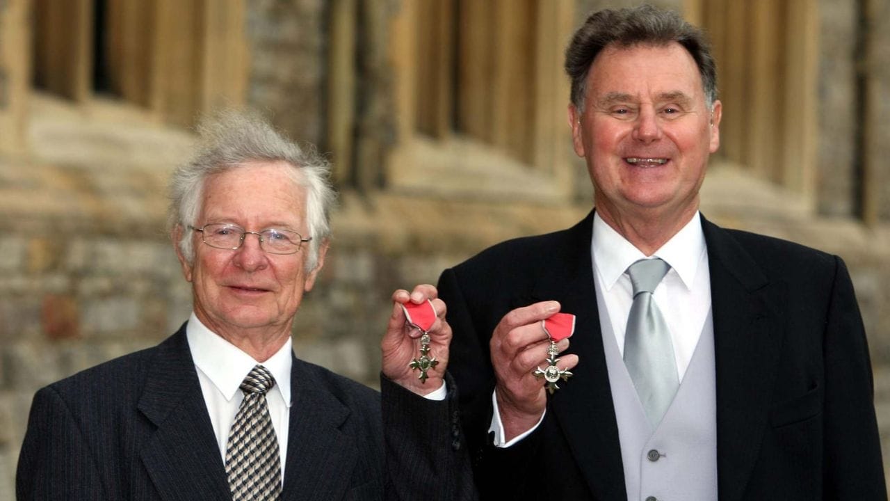 ക്രിക്കറ്റിലെ മഴ നിയമമായ ഡക്ക്‌വർത്ത് - ലൂയിസ് -സ്റ്റേൺ നിയമത്തിൻ്റെ സഹ ഉപജ്ഞാതാവ് ഫ്രാങ്ക് ഡക്ക്‌വർത്ത് അന്തരിച്ചു. 84 വയസായിരുന്നു. ഇംഗ്ലീഷ് സ്റ്റാറ്റിസ്റ്റീഷ്യനായിരുന്ന ഡക്ക്‌വർത്ത് ഇംഗ്ലണ്ടിൻ്റെ മുൻ ക്രിക്കറ്റ് താരവും മാധ്യമപ്രവർത്തകനുമായ ടോണി ലൂയിസിനൊപ്പം ചേർന്നാണ് മഴനിയമം കണ്ടുപിടിച്ചത്. 2020ൽ, തൻ്റെ 78ആം വയസിൽ ടോണി ലൂയിസും മരണപ്പെട്ടിരുന്നു. ഇതോടെ ഈ നിയമം കണ്ടുപിടിച്ച രണ്ടുപേരും മരണപ്പെട്ടു. രണ്ടുപേരും ചേർന്ന് കണ്ടുപിടിച്ച നിയമത്തിൽ പിൽക്കാലത്ത് ഓസ്ട്രേലിയക്കാരനായ സ്റ്റീഫൻ സ്റ്റേൺ എന്ന മറ്റൊരു സ്റ്റാറ്റിസ്റ്റീഷ്യൻ ചില പരിഷ്കാരങ്ങൾ വരുത്തിയതോടെയാണ് ഡക്ക്‌വർത്ത് - ലൂയിസ് നിയമം, ഡക്ക്‌വർത്ത് - ലൂയിസ് - സ്റ്റേൺ നിയമമെന്ന് പേരുമാറിയത്.