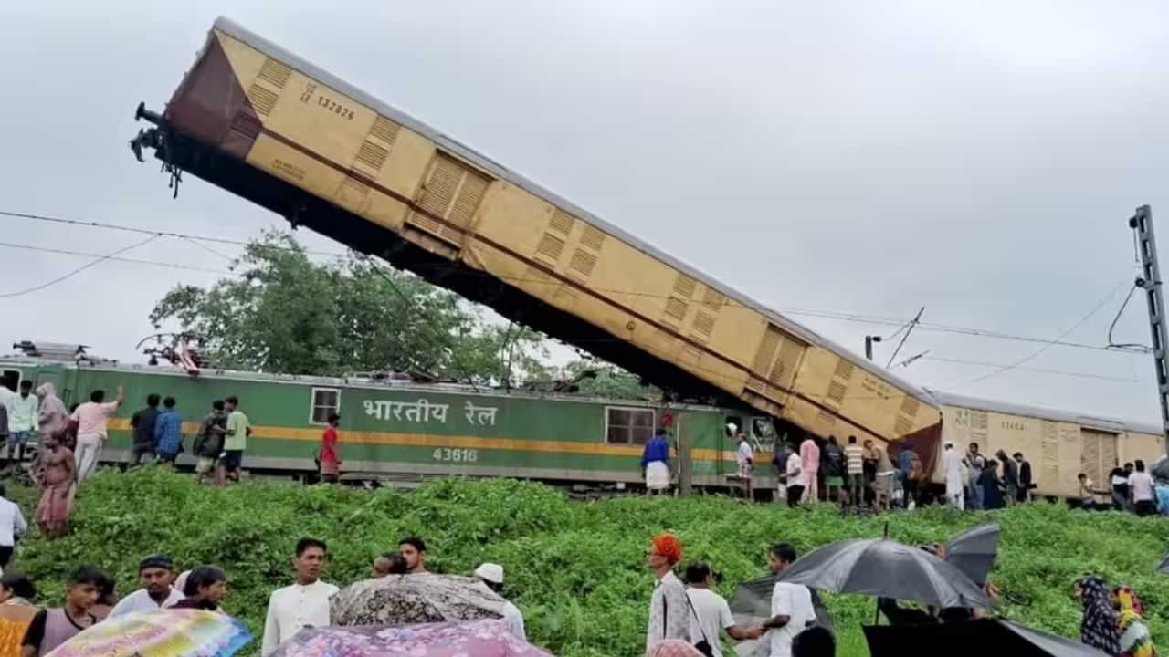 Train Collision : പശ്ചിമ ബംഗാൾ ട്രെയിനപകടം: കവച് ഇല്ലാത്തത് അപകടത്തിനു കാരണമായി; റെയിൽവേ മന്ത്രി രാജിവെക്കണമെന്ന് പ്രതിപക്ഷം