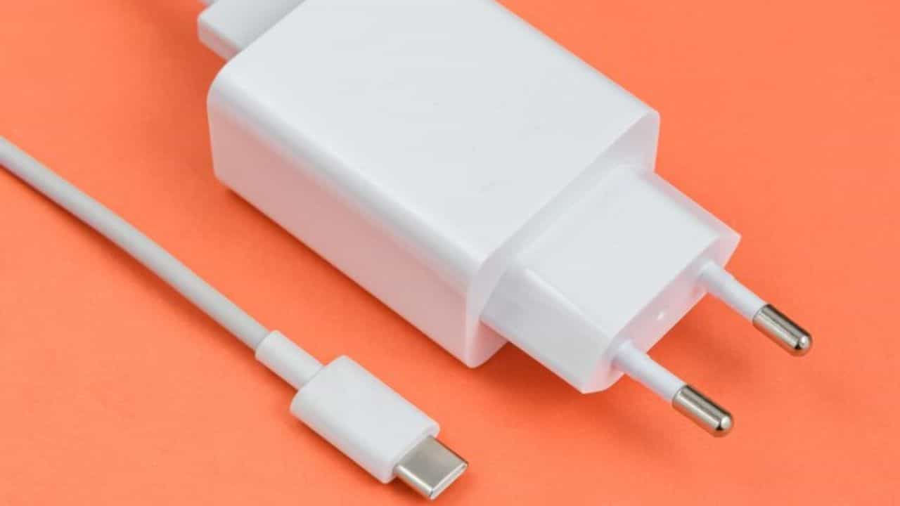 New Charger Law: എല്ലാത്തിനും ഇനി ഒറ്റ ചാർജർ, പുതിയ നിയമം നടപ്പാക്കാൻ പോകുന്നു, എന്തൊക്കെ അറിഞ്ഞിരിക്കണം