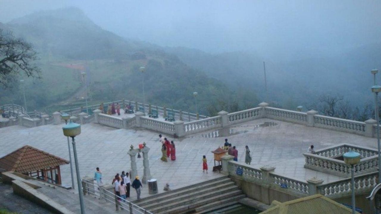 കാവേരി നദിയുടെ ഉത്ഭവസ്ഥാനമാണ്‌ തലക്കാവേരി. പശ്ചിമഘട്ടത്തിന്റെ ഭാഗമായ ബ്രഹ്മഗിരിയിലാണിത്. കർണ്ണാടകത്തിൽ കുടകിൽ (കൂർഗ്‌) . കാവേരിനദി ഇവിടെയുള്ള ഒരു ഉറവയിൽ നിന്നു രൂപമെടുക്കുന്നു, പിന്നീടു ഭൂഗർഭത്തിലൂടെ ഒഴുകി കുറച്ചു ദൂരത്തിനപ്പുറം വീണ്ടും പ്രത്യക്ഷപ്പെടുന്നു.