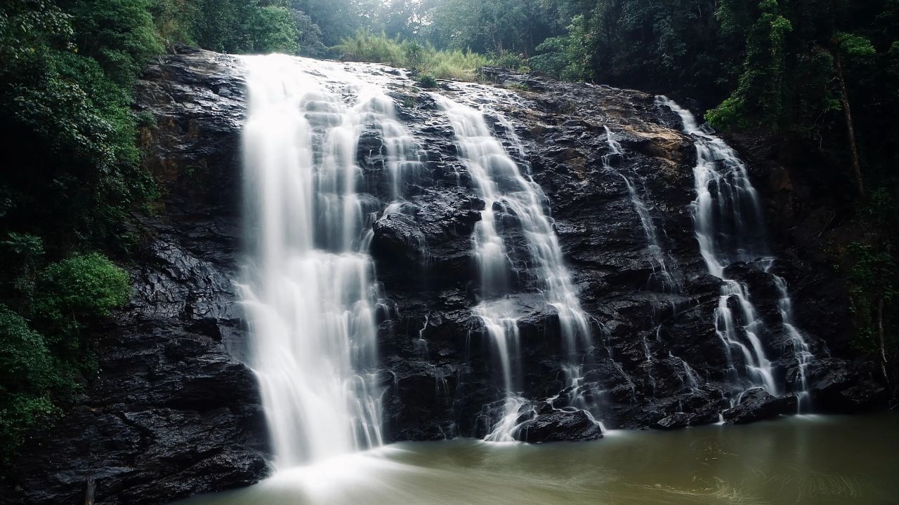 ആബി വെള്ളച്ചാട്ടം, ഇരുപ്പ് വെള്ളച്ചാട്ടം, നാഗർഹോള ദേശീയ ഉദ്യാനം, നിസർഗധാമ വനങ്ങൾ തുടങ്ങിയവയാണ് കൂർ​ഗിലെ പ്രധാന ആകർഷണങ്ങൾ. നയന മനോഹരമായ കാഴ്ചകൾക്കു പുറമേ, റിവർ റാഫ്റ്റിംഗ്, ട്രെക്കിംഗ് തുടങ്ങിയ സാഹസിക വിനോദങ്ങളും കൂർ​ഗിലെത്തിയാൽ ആസ്വദിക്കാം.