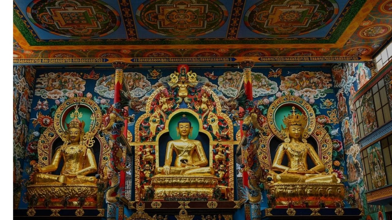 കര്‍ണാടക സംസ്ഥാനത്ത് കേരളത്തിന്റെ തനിമ കണ്ടെത്താാവുന്ന ഒരു സ്ഥലമാണ് കുടക്. കാപ്പിത്തോട്ടങ്ങള്‍, തേന്‍, സുഗന്ധ വ്യഞ്ജനങ്ങള്‍ എന്നിവയെല്ലാം കൊണ്ട് അനുഗ്രഹീതമാണ് ഇവിടം