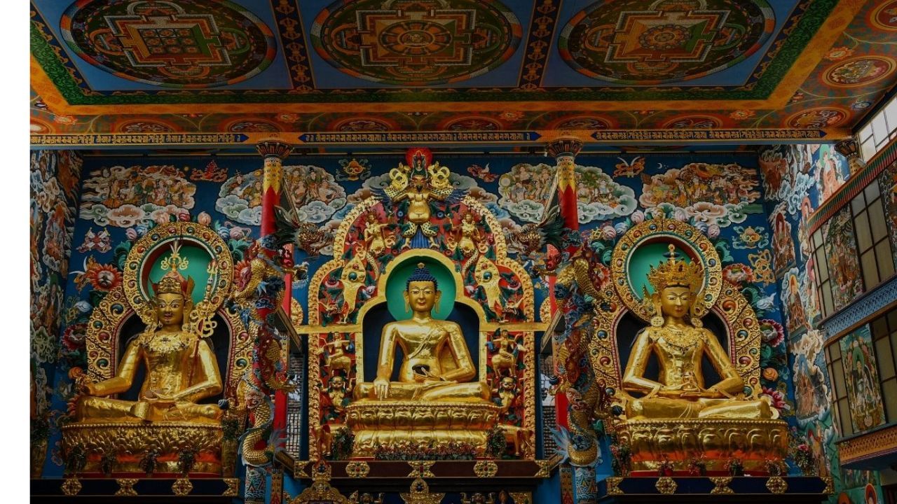 കര്‍ണാടക സംസ്ഥാനത്ത് കേരളത്തിന്റെ തനിമ കണ്ടെത്താാവുന്ന ഒരു സ്ഥലമാണ് കുടക്. കാപ്പിത്തോട്ടങ്ങള്‍, തേന്‍, സുഗന്ധ വ്യഞ്ജനങ്ങള്‍ എന്നിവയെല്ലാം കൊണ്ട് അനുഗ്രഹീതമാണ് ഇവിടം