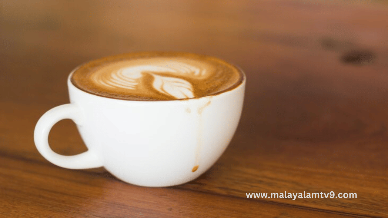 മഗ്ഗുകളിലെയും കാപ്പിയുടെയും ചായയുടെയും കറ കളയാനും ടൂത്ത് പേസ്റ്റ് ഉപയോ​ഗിക്കാവുന്നതാണ്. കറകളുള്ള മഗ്ഗിനുള്ളിൽ ഒരു തുണി അല്ലെങ്കിൽ സ്പോഞ്ച് ഉപയോഗിച്ച് ടൂത്ത് പേസ്റ്റ് തേക്കുക. ഉണങ്ങി കഴിഞ്ഞാൽ കഴുകി കളയാം. 