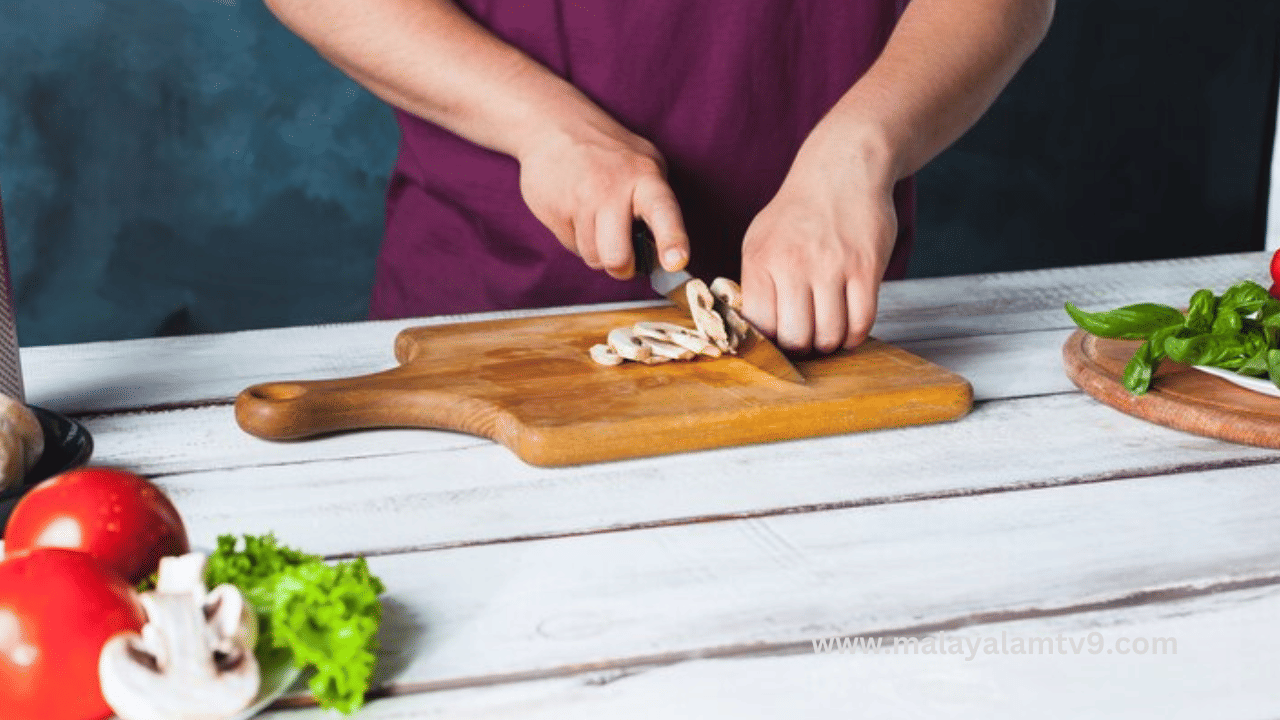 പച്ചക്കറികൾ അരിയാൻ ഉപയോഗിക്കുന്ന കട്ടിംഗ് ബോർഡുകൾ വൃത്തിയാക്കാനും ടൂത്ത് പേസ്റ്റ് വളരെ നല്ലതാണ്. ടൂത്ത് പേസ്റ്റ് അവയെ വൃത്തിയും പുതുമയും നിലനിർത്താൻ സഹായിക്കും. ടൂത്ത് പേസ്റ്റിൻ്റെ ആൻ്റി ബാക്ടീരിയൽ ഗുണങ്ങൾ ദുർഗന്ധം ഇല്ലാതാക്കാനും ഉപരിതലം വൃത്തിയാക്കാനും സഹായിക്കും.