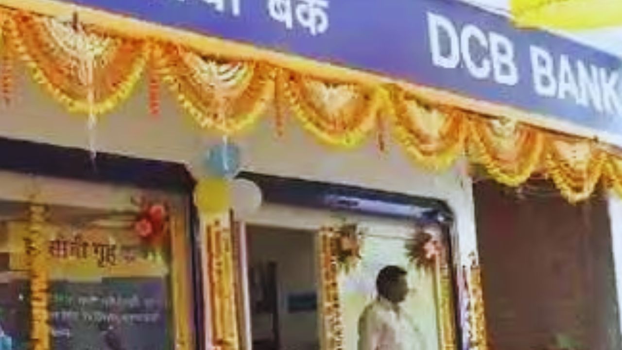 ഡിസിബി ബാങ്ക് മുതിർന്ന പൗരന്മാർക്ക് മൂന്ന് വർഷ എഫ്ഡിയിൽ 8.05 ശതമാനം പലിശ നിരക്ക് വാഗ്ദാനം ചെയ്യുന്നു. മൂന്ന് വർഷത്തേക്ക് ഒരു ലക്ഷം നിക്ഷേപിച്ചാൽ അത് 1,27,011 രൂപയായി ഉയരും.