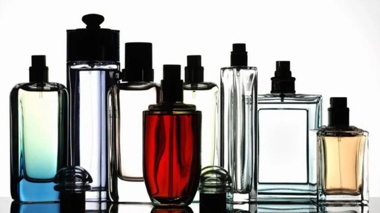 ശരീരത്തിൽ നിന്ന് വിയർപ്പിൻ്റെ ദുർഗന്ധം അകറ്റാൻ പെർഫ്യൂം വളരെ ഫലപ്രദമാണ്. എന്നാൽ വിയർപ്പുള്ളപ്പോൾ ഇത് ​ഗുണം ചെയ്യില്ല. ഡിയോഡറൻ്റിൽ ആൻ്റി-പെർസ്പിറൻ്റ് എന്ന ഘടകം അടങ്ങിയിട്ടുണ്ട്, ഇത് ശരീരത്തിലെ വിയർപ്പ് ആഗിരണം ചെയ്യും. അതിനാൽ കൂടുതൽ നേരം ഫ്രഷ് ആയി അനുഭവപ്പെടുകയും ചെയ്യും.