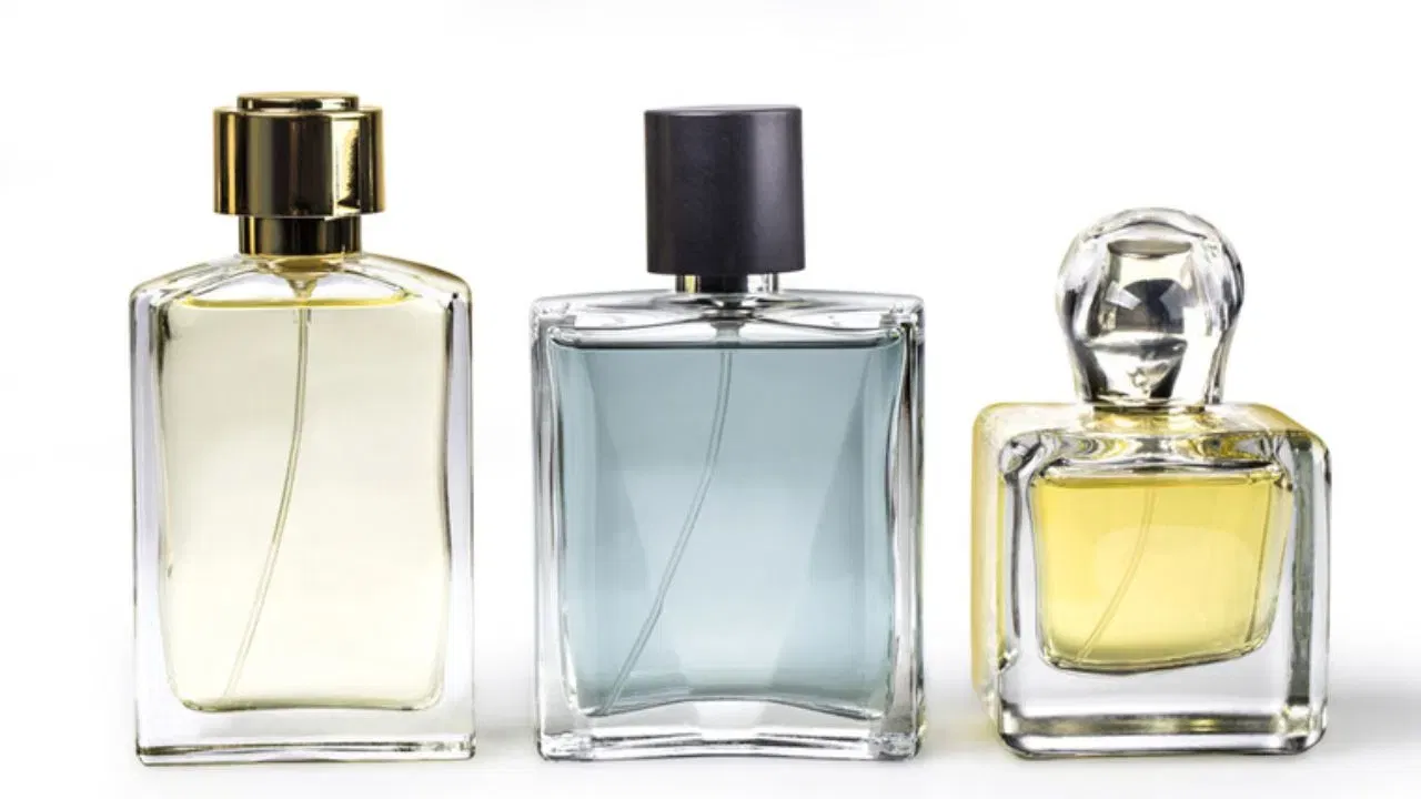 ഒരു ഡിയോഡറൻ്റിൻ്റെ സുഗന്ധം 4 മണിക്കൂറിൽ കൂടുതൽ നീണ്ടുനിൽക്കില്ല. ഒരു പെർഫ്യൂമിൻ്റെ സുഗന്ധം ഏകദേശം 12 മണിക്കൂറോളം നീണ്ടു നിൽക്കും.