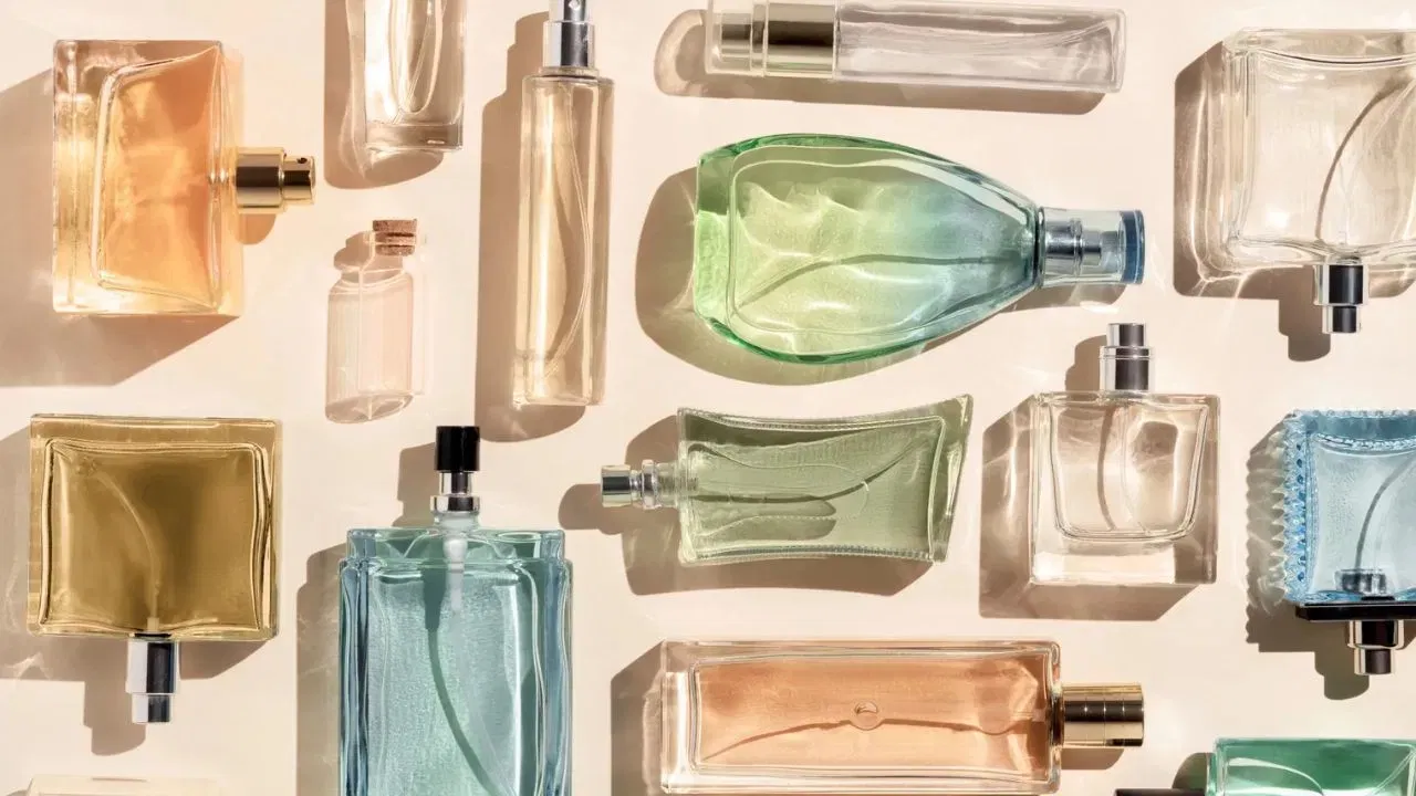 ഡിയോഡറൻ്റുകളും പെർഫ്യൂമുകളും തമ്മിൽ വിലയിലും വലിയ വ്യത്യാസമുണ്ട്. ഡിയോഡറൻ്റുകൾ പൊതുവെ വളരെ കുറഞ്ഞ വിലയിൽ വിപണിയിൽ ലഭ്യമാണ്.