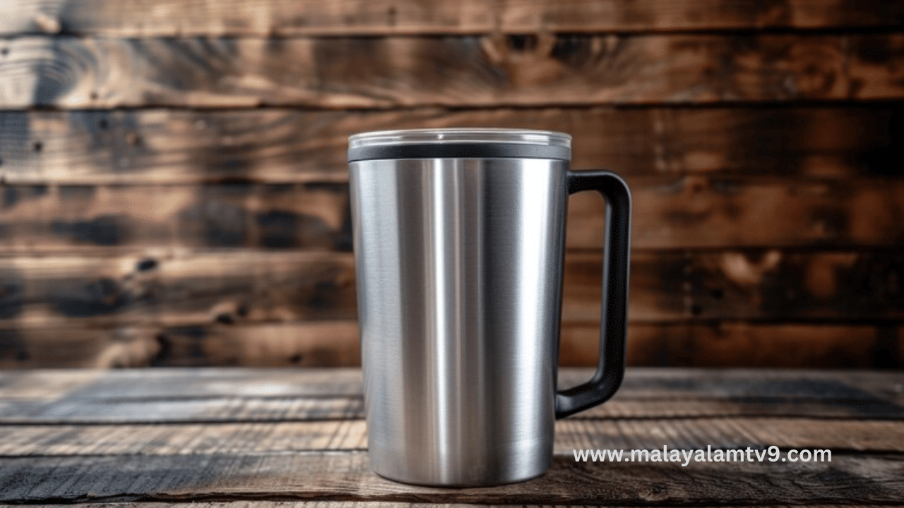 ഗ്ലാസുകളിലെയും സെറാമിക് സ്റ്റൗടോപ്പുകളിലെയും അഴുക്കും കറകളും ഭക്ഷണ അവശിഷ്ടങ്ങളും നീക്കം ചെയ്യാൻ ടൂത്ത് പേസ്റ്റ് മികച്ച മാർ​ഗമാണ്. സ്റ്റൗടോപ്പിൽ അൽപം ടൂത്ത് പേസ്റ്റ് പുരട്ടി സ്പോഞ്ചോ തുണിയോ ഉപയോഗിച്ച് മൃദുവായി സ്‌ക്രബ് ചെയ്യുക. ഇത് അഴുക്ക് നീക്കം ചെയ്യുന്നതിന് ​ഗുണം ചെയ്യും.