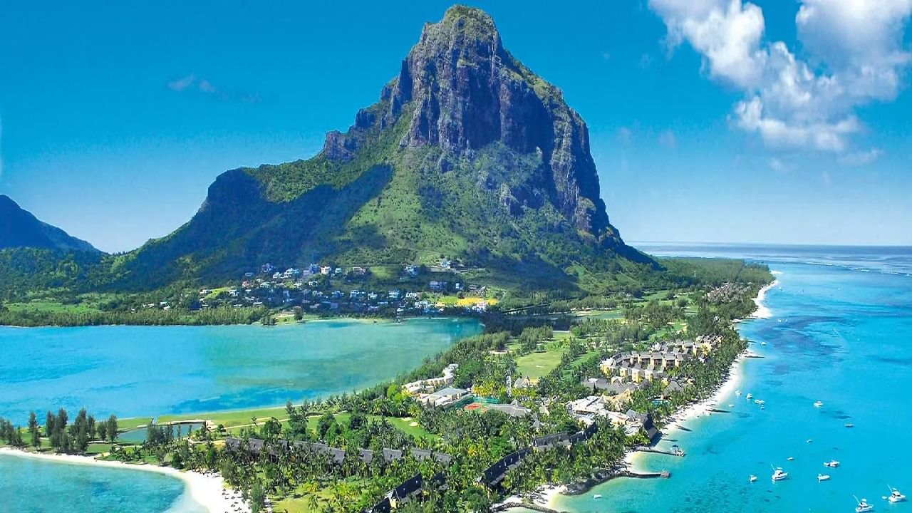 മൗറീഷ്യസ്- മൗറീഷ്യസില് 90 ദിവസമാണ് വിസയില്ലാതെ ഇന്ത്യക്കാര്ക്ക് തങ്ങാന് സാധിക്കുക. ബീച്ചുകളും, തെളിഞ്ഞ ജലവും, പവിഴപ്പുറ്റുകളും എല്ലാം കൊണ്ട് സമ്പന്നമാണ് മൗറീഷ്യസ്.