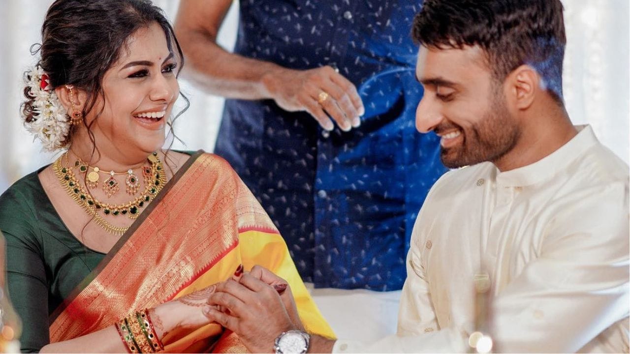 കഴിഞ്ഞ വര്‍ഷം സെപ്റ്റംബറിലായിരുന്നു ഇരുവരുടെയും വിവാഹ നിശ്ചയം നടന്നത്. വീട്ടുകാർ നിശ്ചയിച്ചുറപ്പിച്ച വിവാഹമാണ് മീരയുടേത്. മാട്രിമോണി സൈറ്റ് വഴി പരിചയപ്പെട്ട ഇരുവരും പിന്നീട് വീട്ടുകാരുടെ ആശിര്‍വാദത്തോടെ വിവാഹം ഉറപ്പിക്കുകയായിരുന്നു.