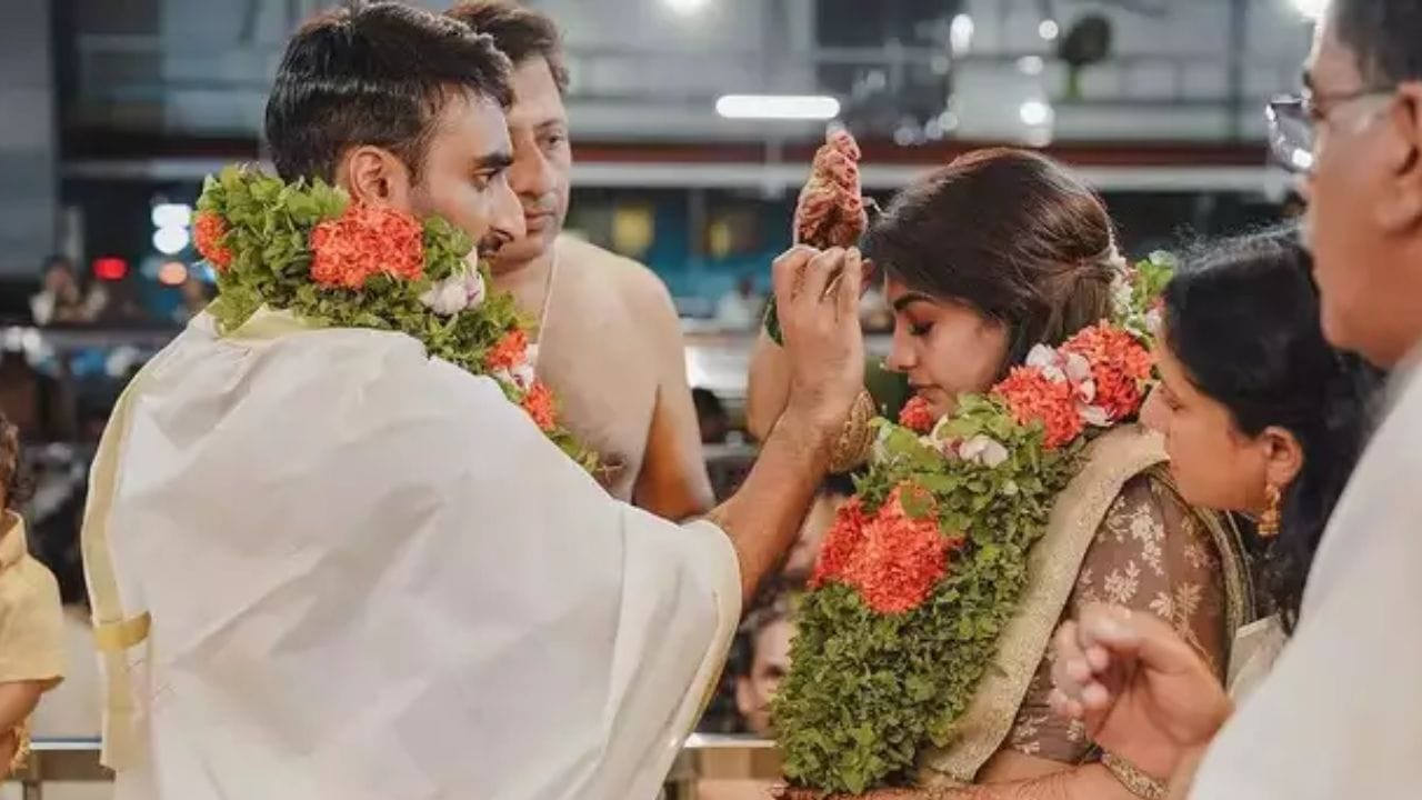 മീരാ നന്ദൻ വിവാഹിതയായി. ​ഗുരുവായൂർ അമ്പലത്തിൽവെച്ച് നടന്ന താലികെട്ടിനു ശേഷം ഭാവിയെപ്പറ്റി മീര പ്രതികരിച്ചു. 