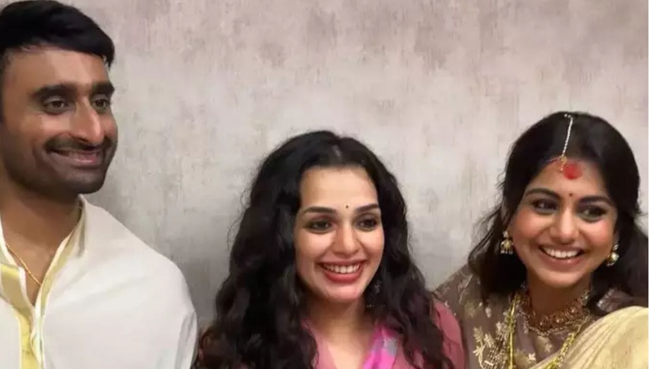 എന്റെ ലവ് എന്റെ ലൈഫ് എന്ന ക്യാപ്‌ഷനോടെയാണ് മീര വിവാഹചിത്രങ്ങൾ സോഷ്യൽ മീഡിയയിൽ പങ്കിട്ടത്. ലവ് അറേഞ്ചഡ് മാര്യേജ് എന്നാണ് ശ്രീജു പ്രതികരിച്ചത്.